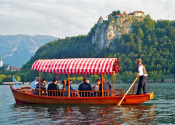 Традиционные деревянные лодки «плетна» на озере Блед – фотографии Словении
