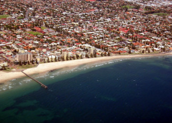 Пляж Гленелг (Glenelg), вид сверху – фотографии Австралии