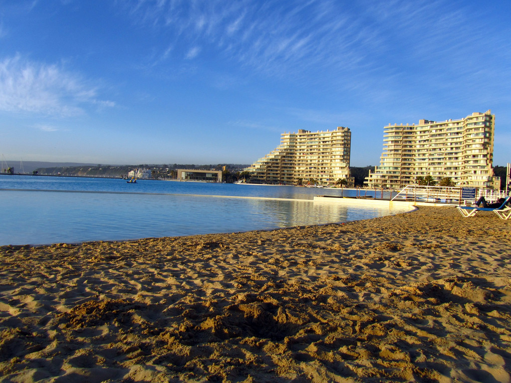 Песчаный пляж бассейна San Alfonso del Mar, Чили – фотографии Чили