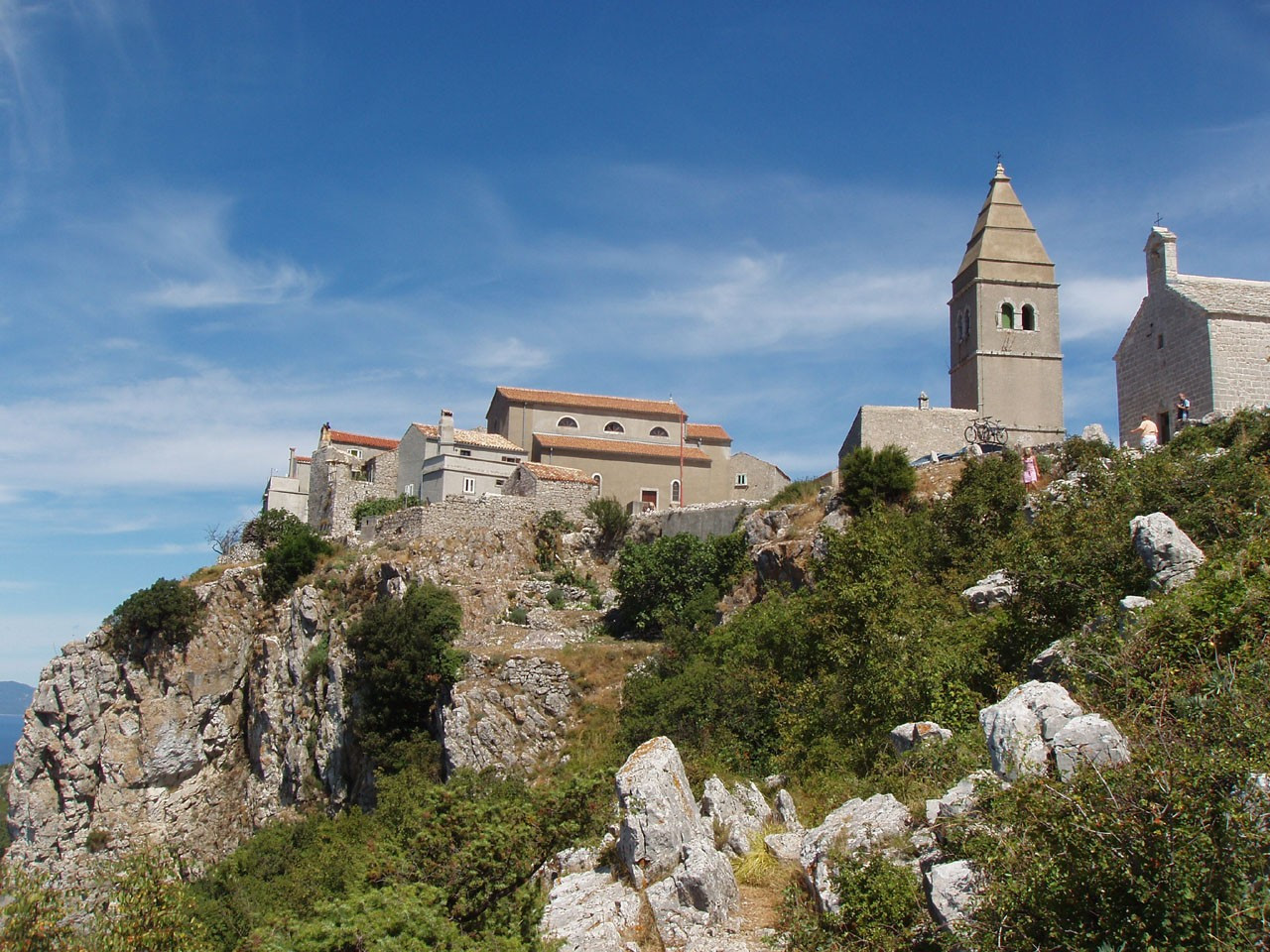 Дома на скале в Лубенице, Хорватия. Фото 1 – фотографии Хорватии