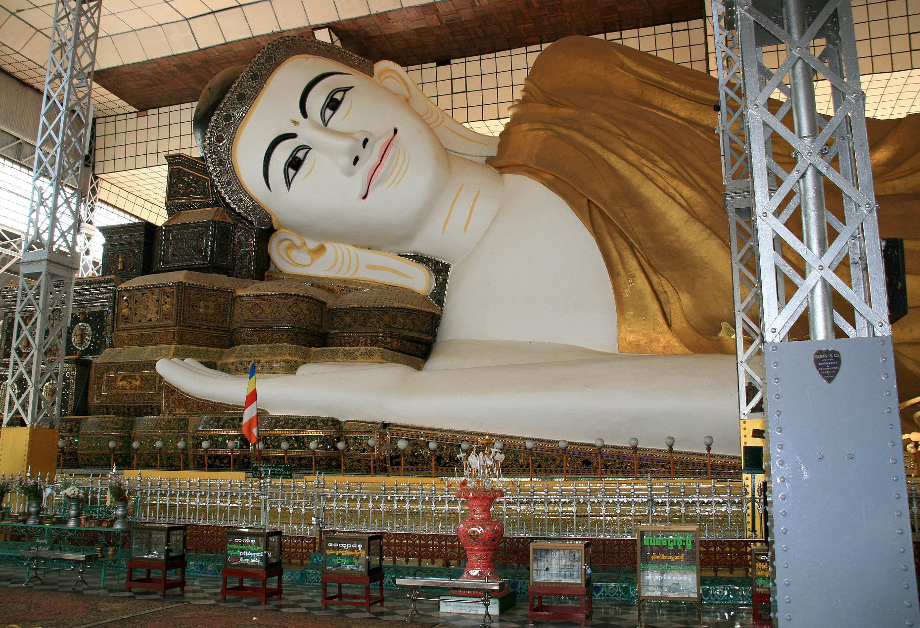 Статуя Будды Шветхальяуна – фотографии Мьянмы