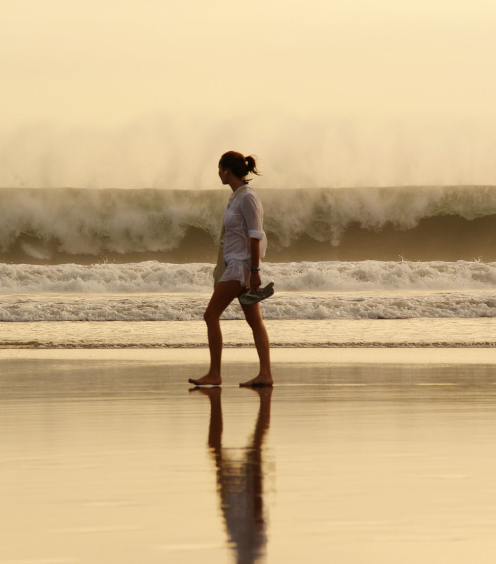 Девушка на пляже, Бали – фотографии Греции