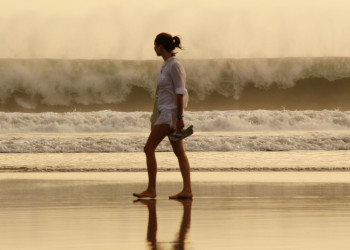 Девушка на пляже, Бали – фотографии Греции