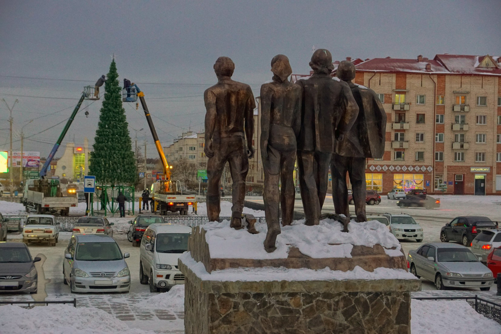 Памятник в Северобайкальске. Фото 3 – фотографии России