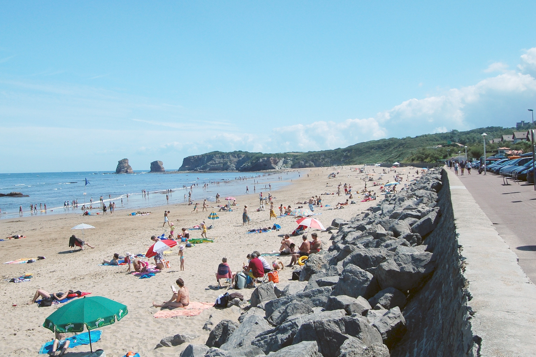 Люди на пляже в Андае, Франция. Фото 1 – фотографии Франции