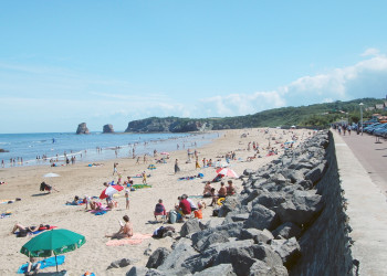 Люди на пляже в Андае, Франция. Фото 1 – фотографии Франции