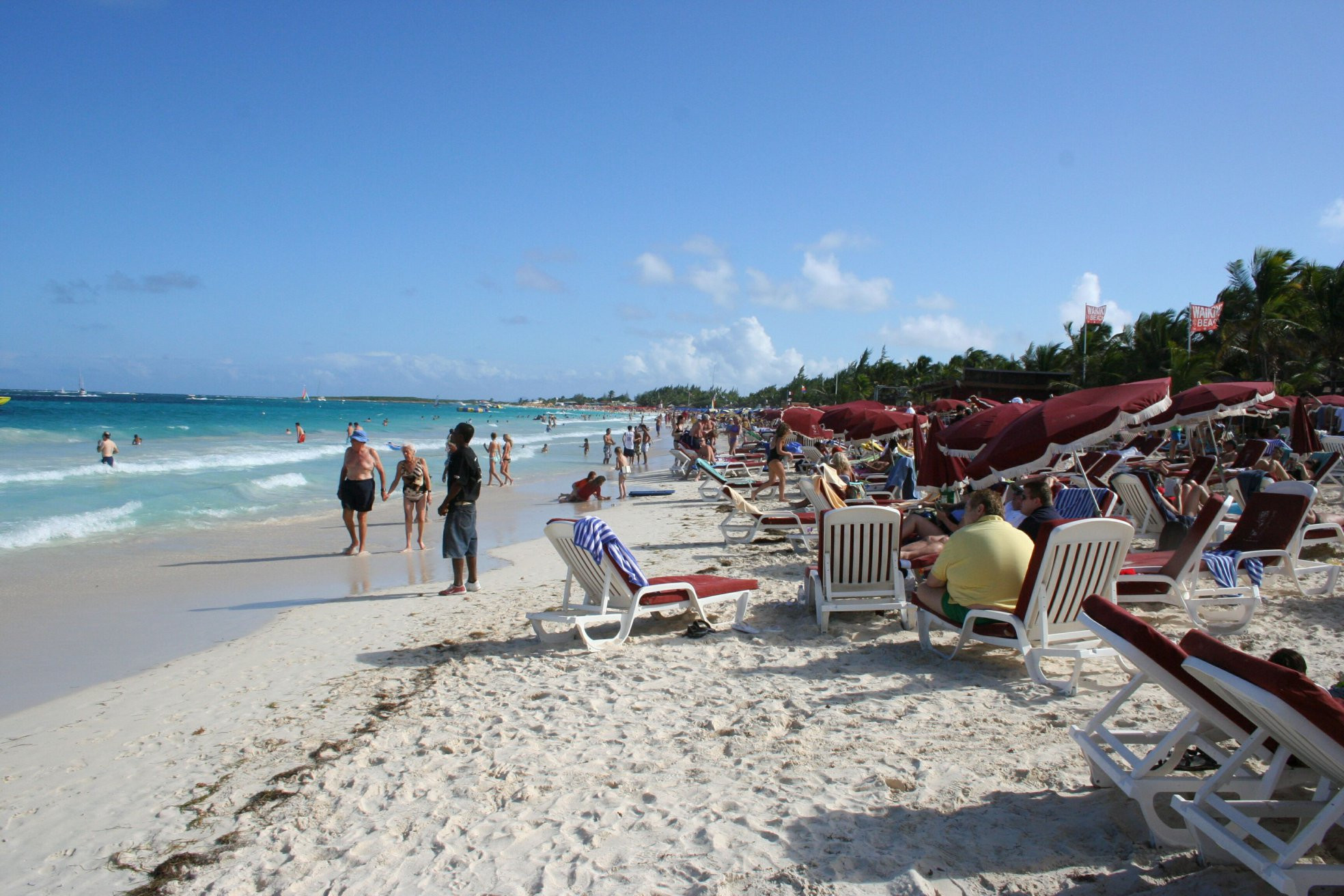 Люди на пляже в Сен-Мартене. Фото 1 – фотографии Сен-Мартена