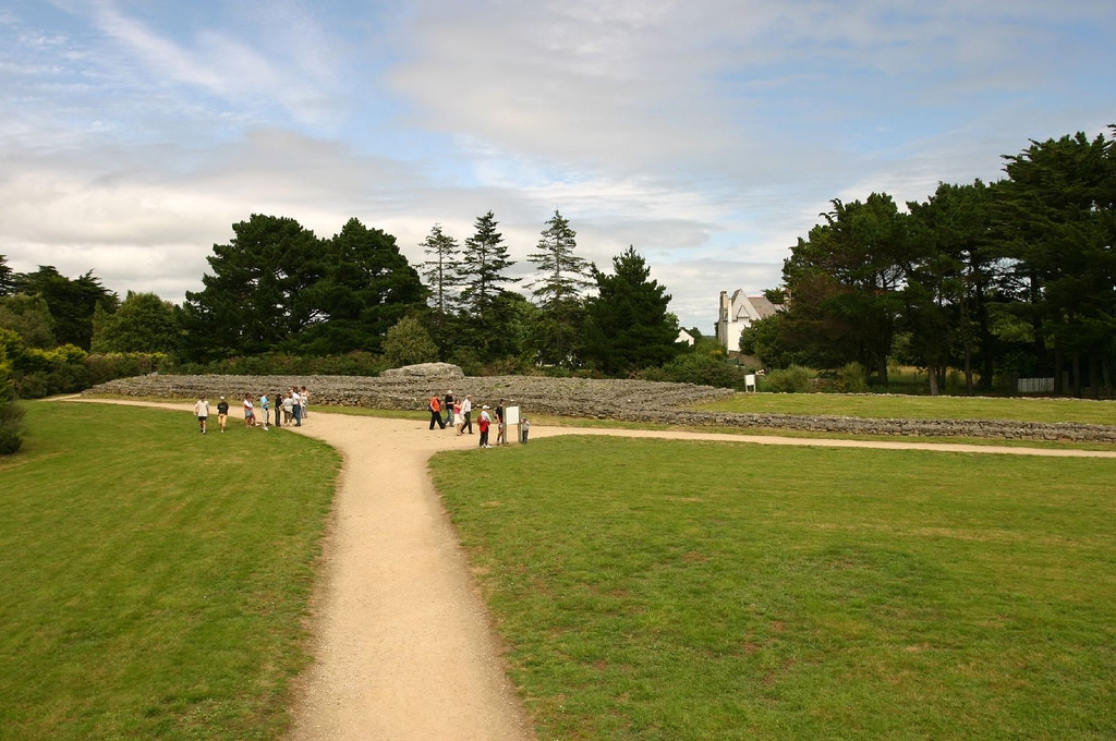 Туристы в Локмариакере, Франция – фотографии Франции