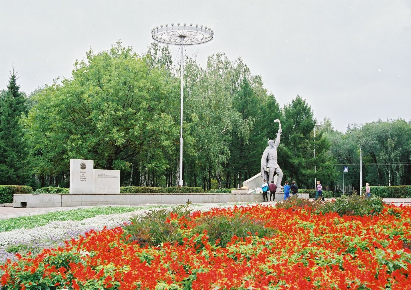 Клумба цветов в Стерлитамак, Россия. Фото 1 – фотографии России