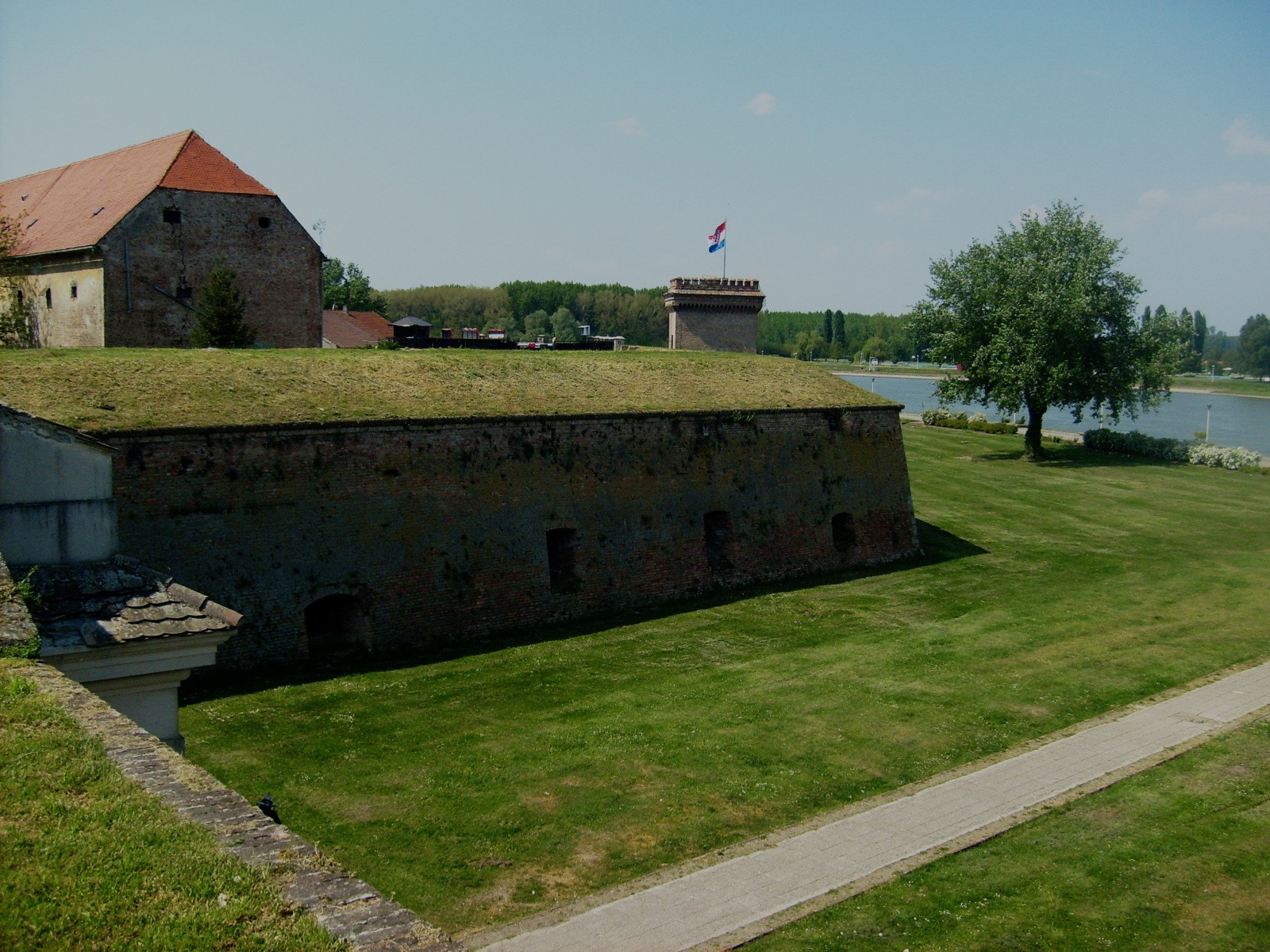 Крепость Tvrđa в городе Осиек, Хорватия – фотографии Хорватии