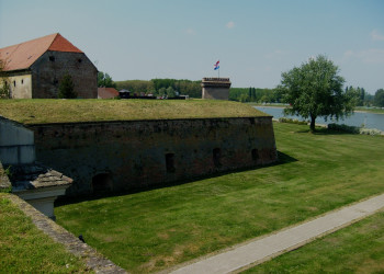Крепость Tvrđa в городе Осиек, Хорватия – фотографии Хорватии