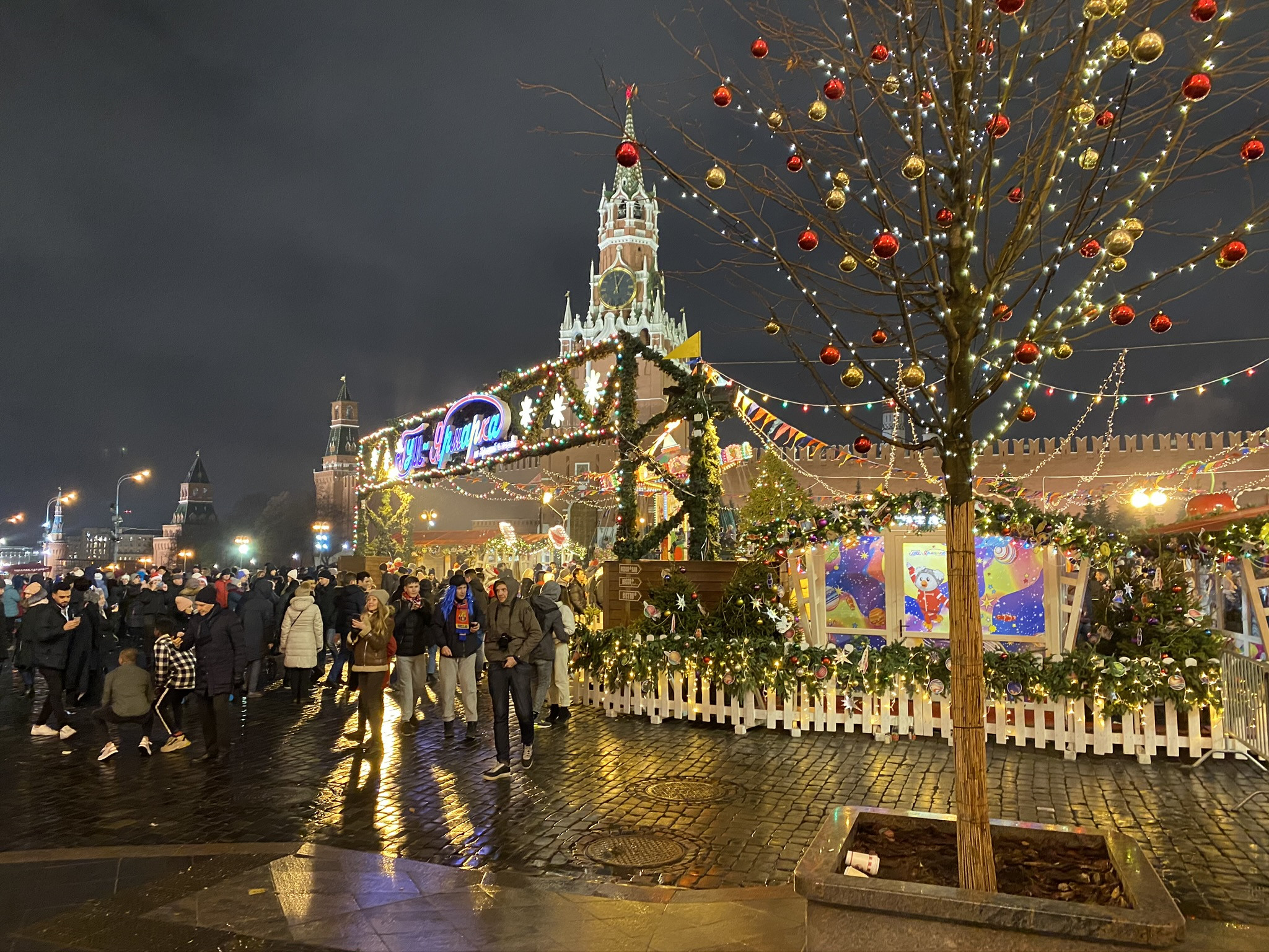 Вид на Красную площадь со стороны ГУМа в новогоднюю ночь – фотографии России