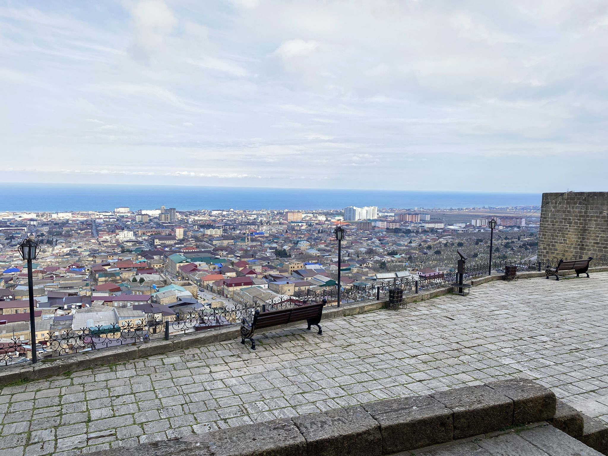 Нарын-Кала, площадка со скамейками перед главным входом – фотографии России