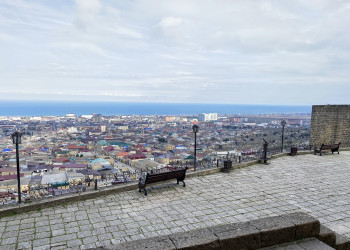 Нарын-Кала, площадка со скамейками перед главным входом – фотографии России