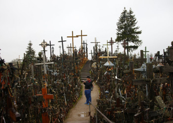 На сегодняшний день вершина Горы Крестов насчитывает более 100 тысяч распятий и их число растёт – фотографии Литвы