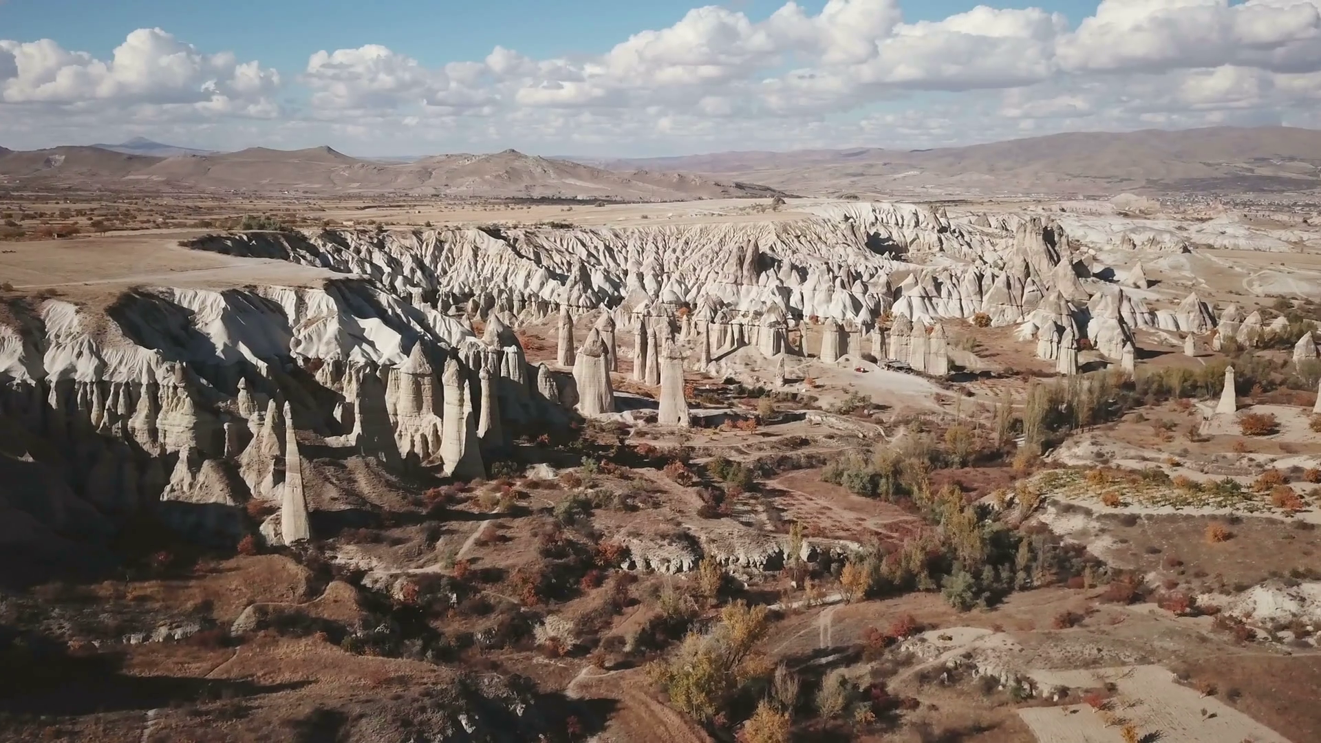 Скалы Долина любви достигают 20-30 метров в высоту, но в Долине встречаются и сорокаметровые гиганты – фотографии Турции