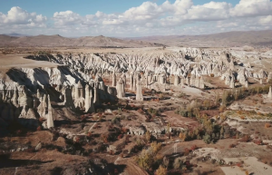 Скалы Долина любви достигают 20-30 метров в высоту, но в Долине встречаются и сорокаметровые гиганты – фотографии Турции