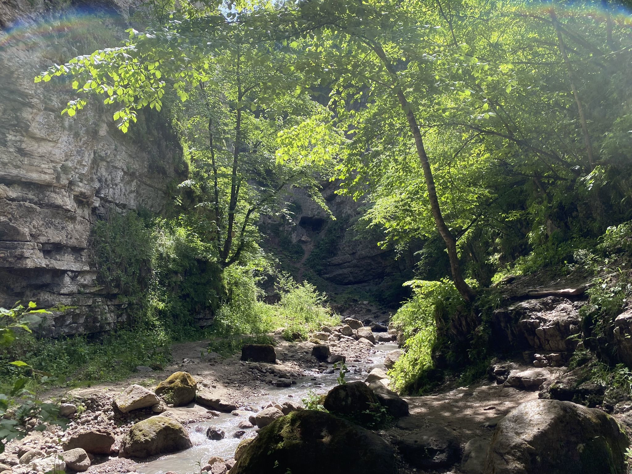 Тропинка к водопаду Адай-Су, июнь 2022 – фотографии России