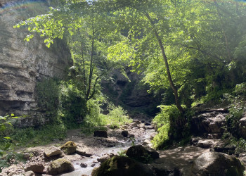 Тропинка к водопаду Адай-Су, июнь 2022 – фотографии России