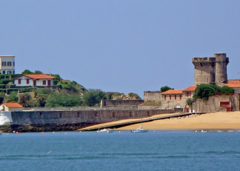 Набережная на берегу Сибура, Франция – фотографии Франции