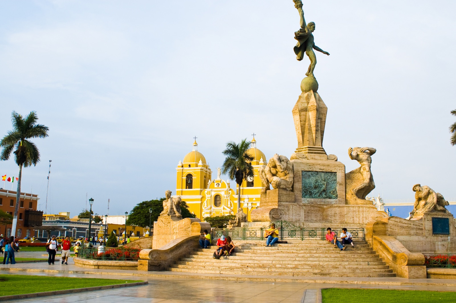 Памятник кому-то – фотографии Перу