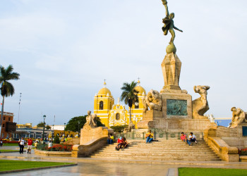 Памятник кому-то – фотографии Перу