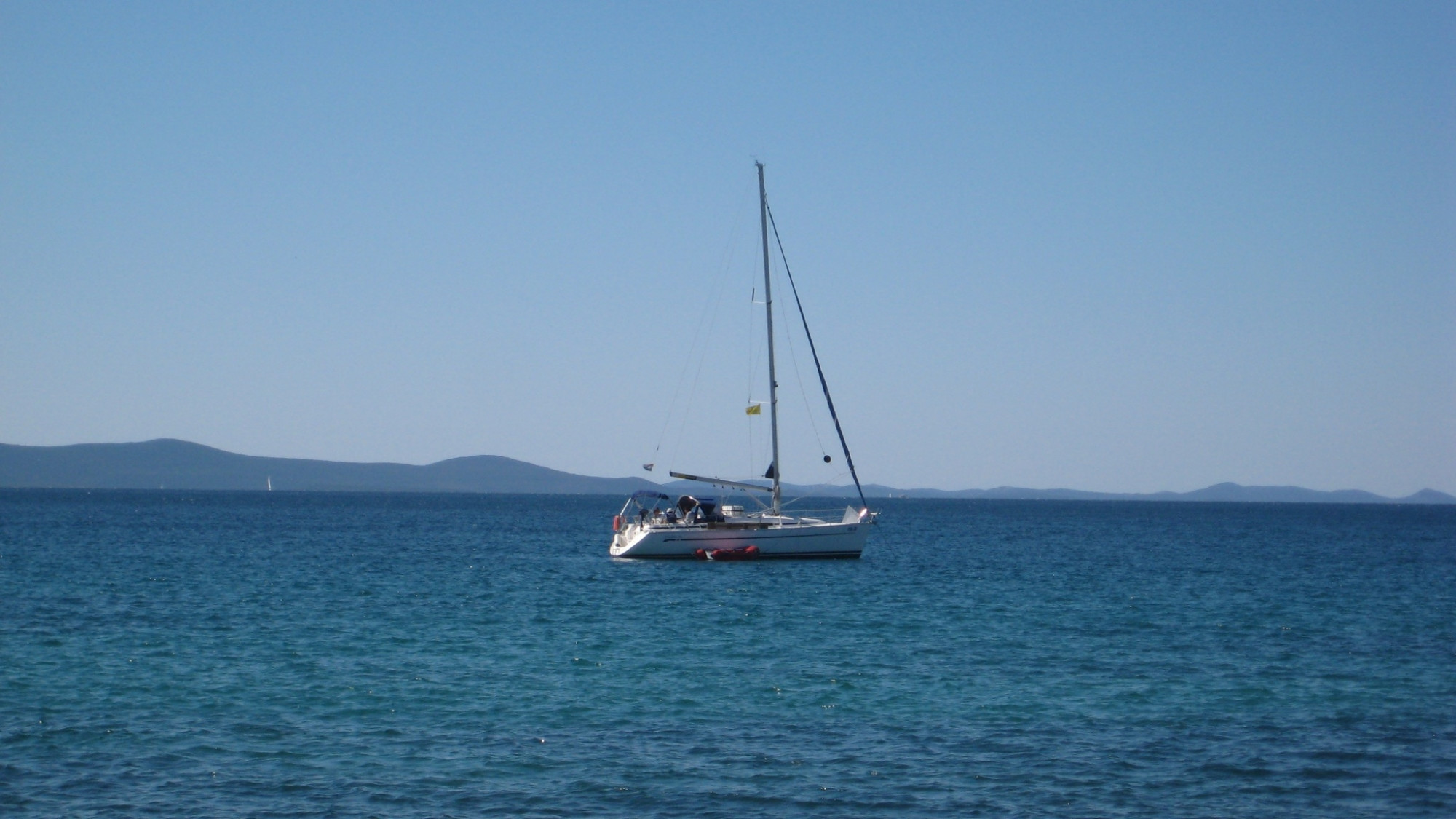 Яхта в море Петрчане, Хорватия. Фото 1 – фотографии Хорватии