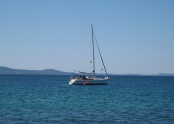 Яхта в море Петрчане, Хорватия. Фото 1 – фотографии Хорватии