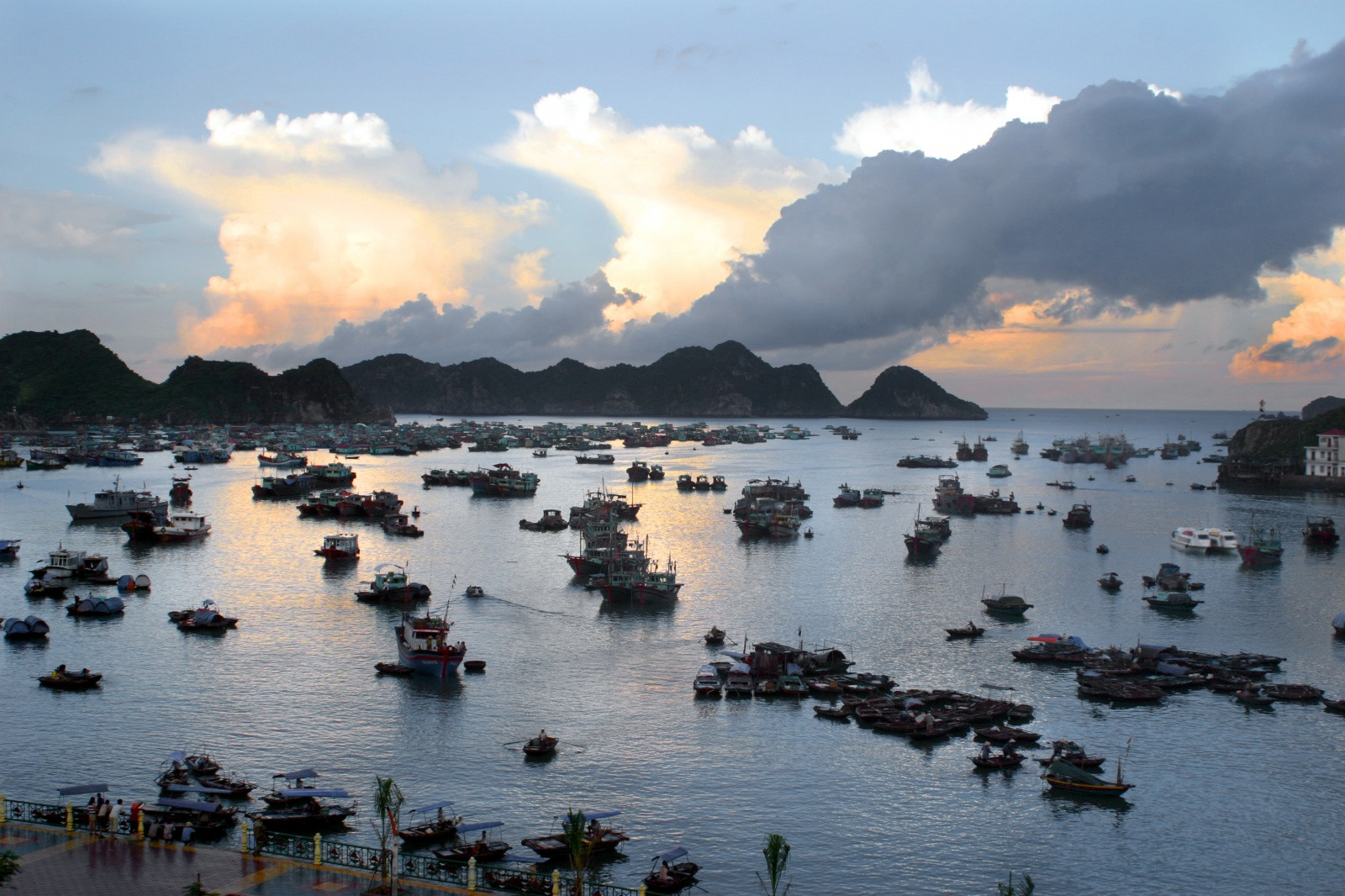 У острова Катба в заливе Халонг – фотографии Вьетнама