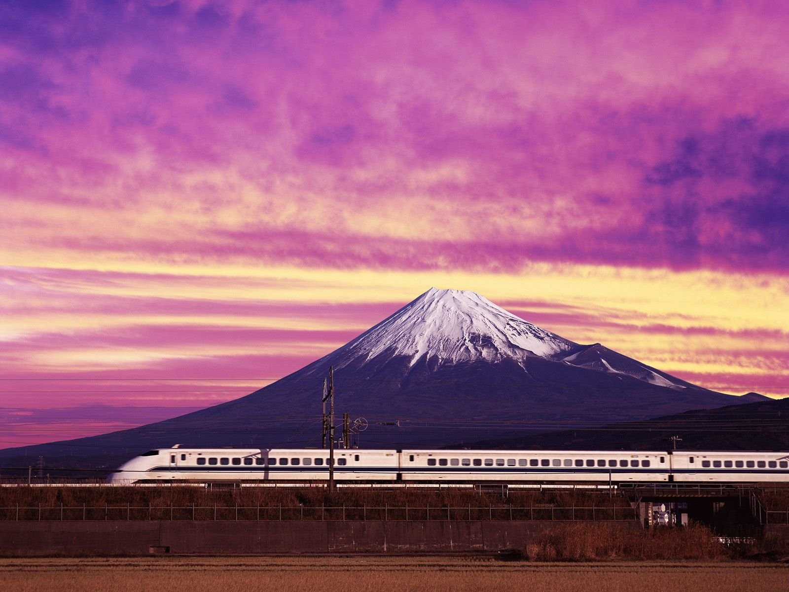 Shinkansen Bullet Train and Mount Fuji, Japan – фотографии Японии