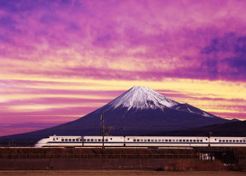 Shinkansen Bullet Train and Mount Fuji, Japan – фотографии Японии