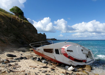 Перевернувшийся катер на берегу Сен-Мартен – фотографии Сен-Мартена