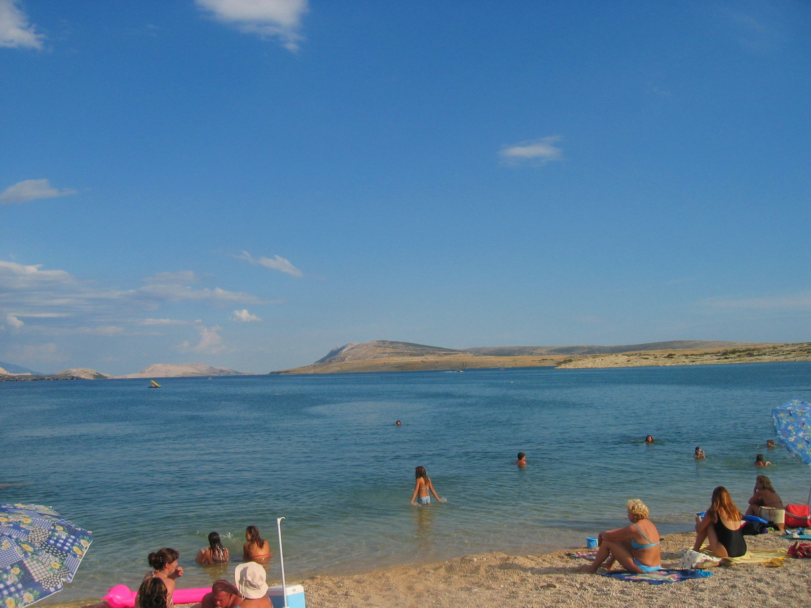 Люди на пляже в Новалья, Хорватия. Фото 3 – фотографии Хорватии