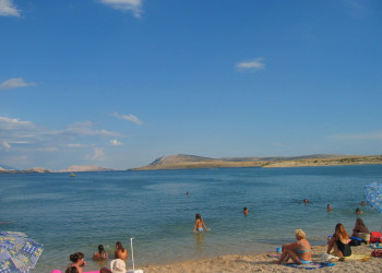 Люди на пляже в Новалья, Хорватия. Фото 3 – фотографии Хорватии