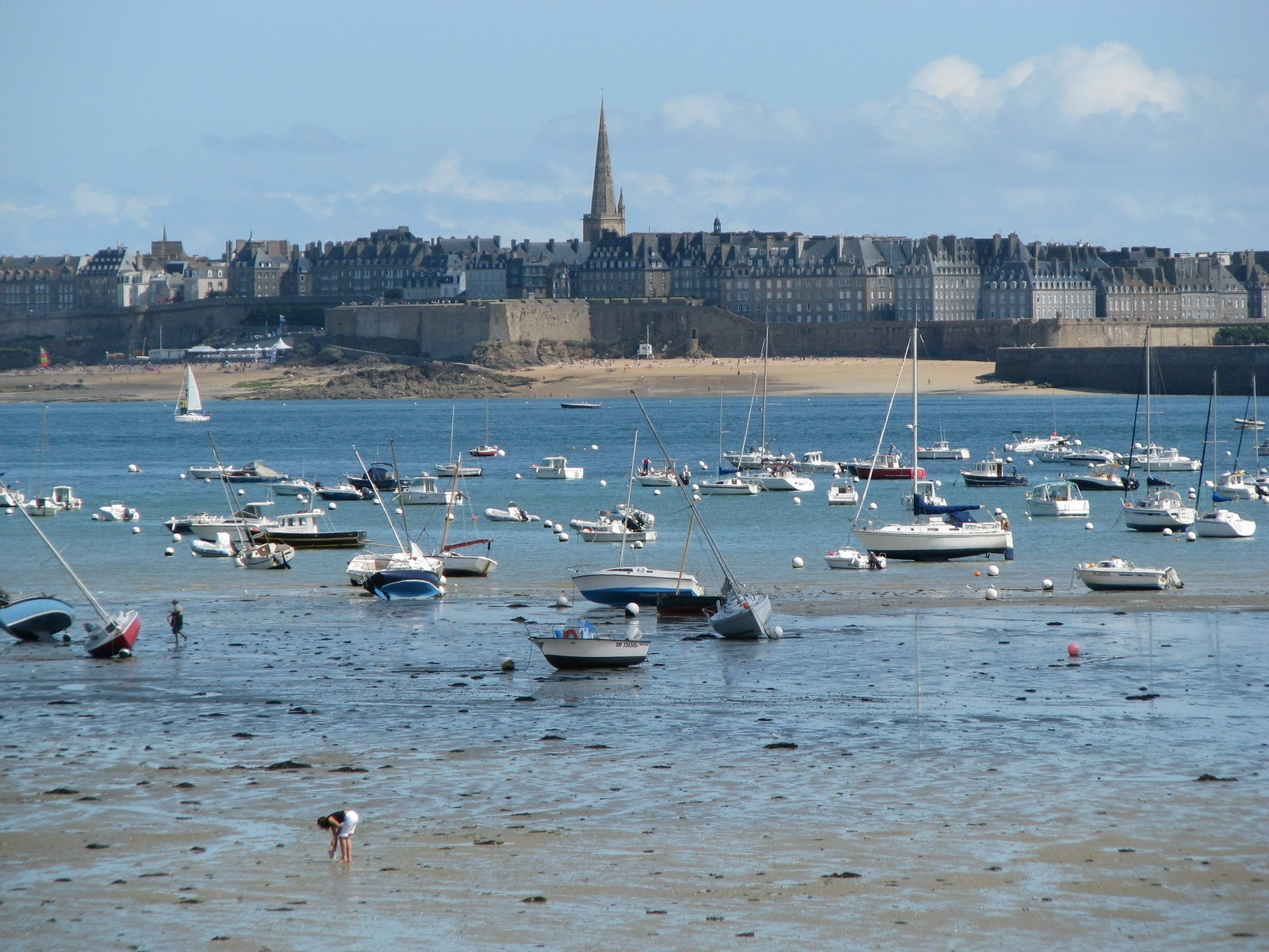 Яхты и катера в Динарде, Франция – фотографии Франции