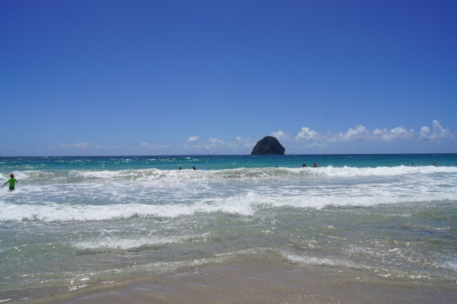 Вид на Алмазную скалу с пляжа – фотографии Мартиники