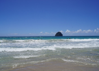 Вид на Алмазную скалу с пляжа – фотографии Мартиники