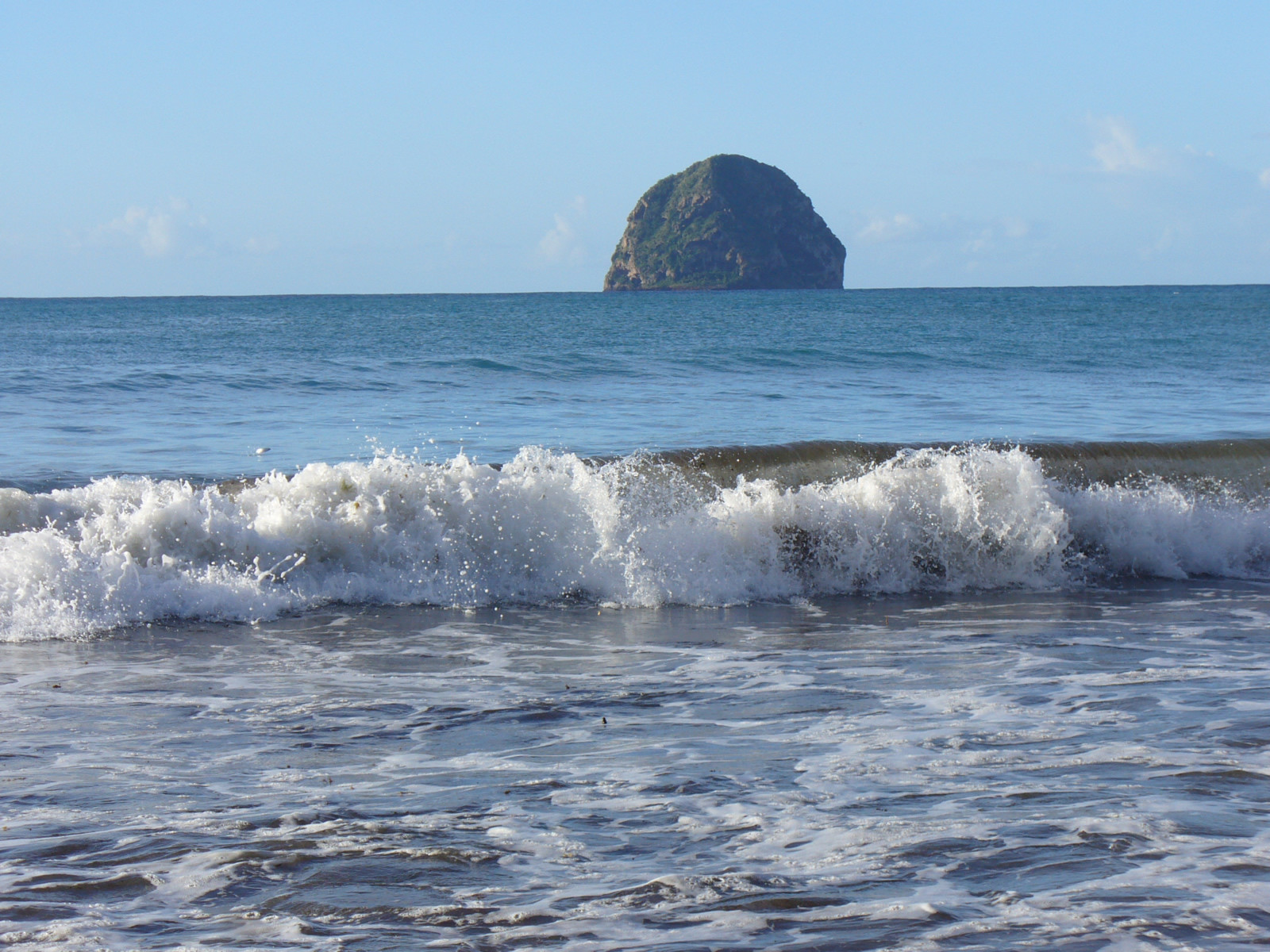 Вид на Алмазную скалу с берега Ле-Диамант – фотографии Мартиники
