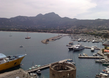 Причалы в Кальви, Франция – фотографии Франции