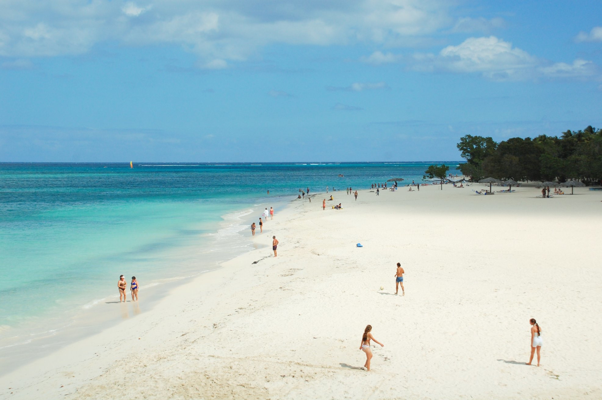 Туристы на пляже в Ольгин провинция, Куба. Фото 2 – фотографии Кубы