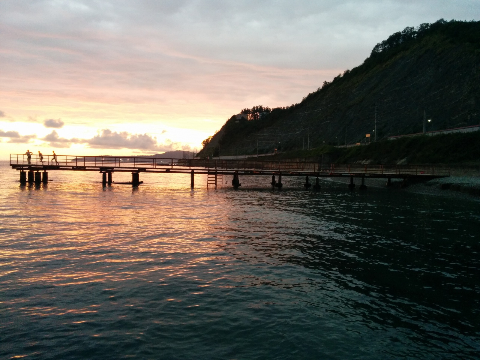 Закат на пляже в Южном, район Туапсе – фотографии России