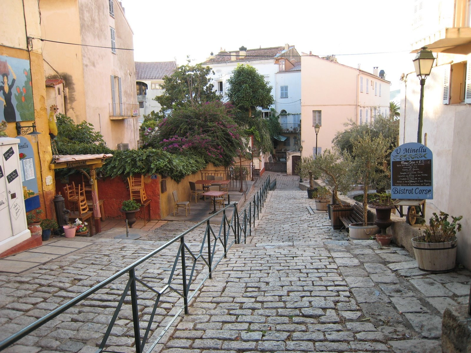 Улица в Кальви, Франция – фотографии Франции