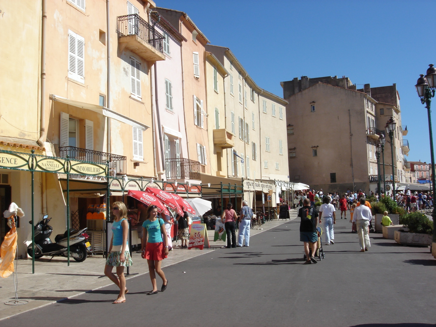 Люди в Сен-Тропе, Франция. Фото 5 – фотографии Франции