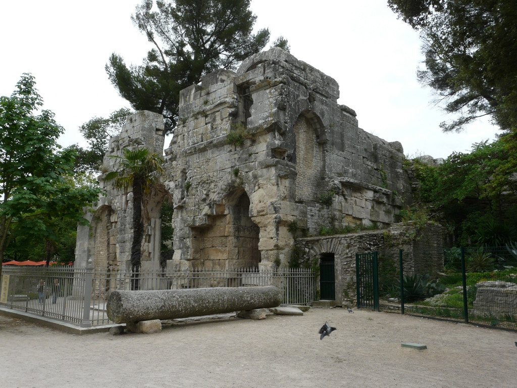 Развалины в Ниме, Франция. Фото 2 – фотографии Франции