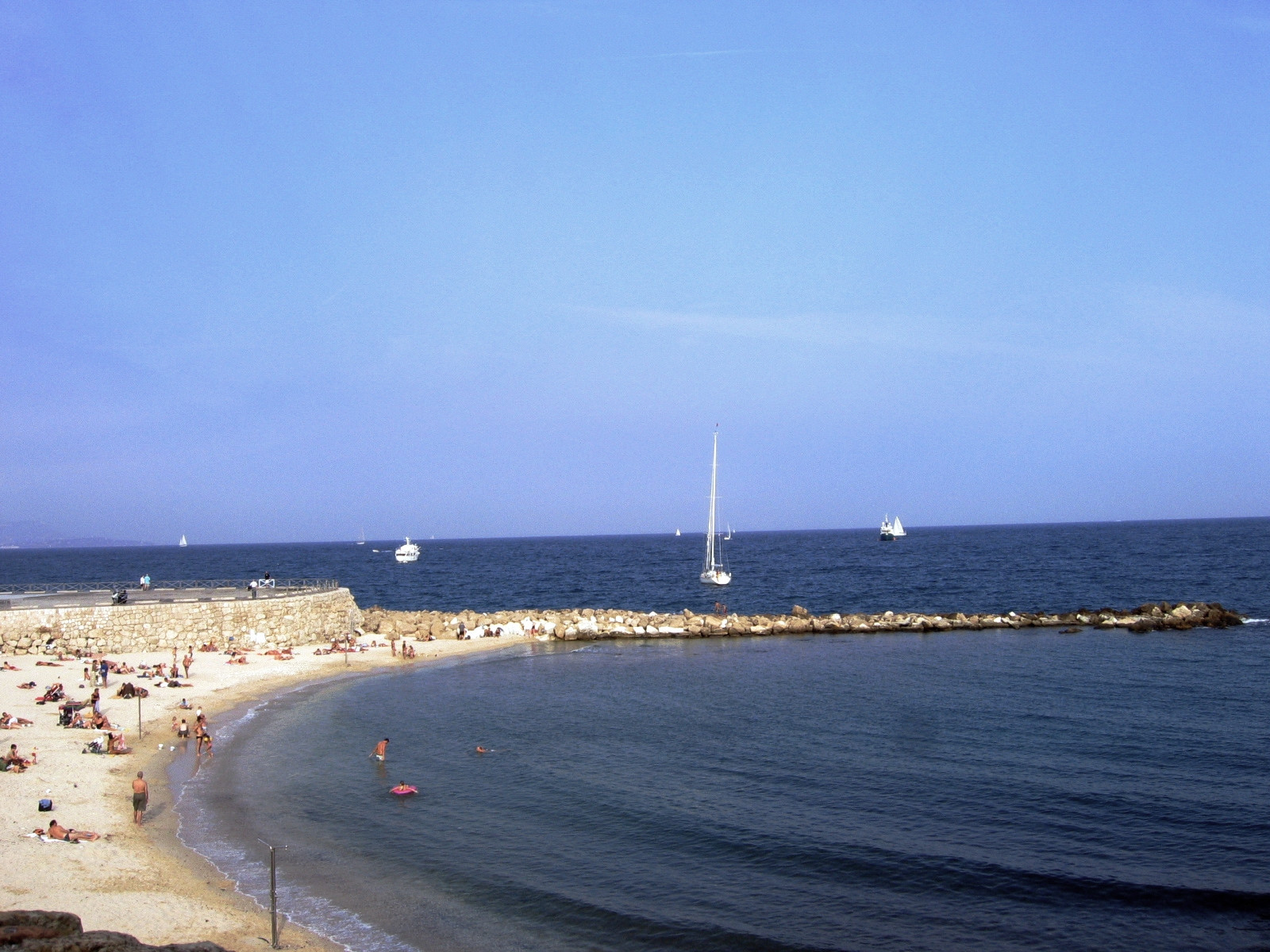 Пляж в Антибе, Франция. Фото 42 – фотографии Франции