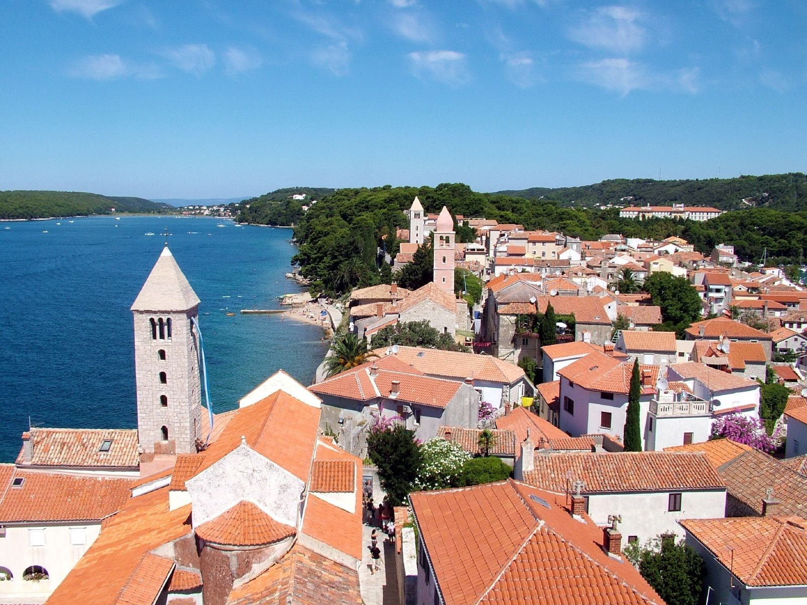 Крыши домов в Раб, Хорватия. Фото 19 – фотографии Хорватии