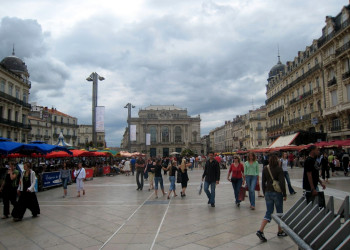 Люди на площади в Монпелье, Франция – фотографии Франции