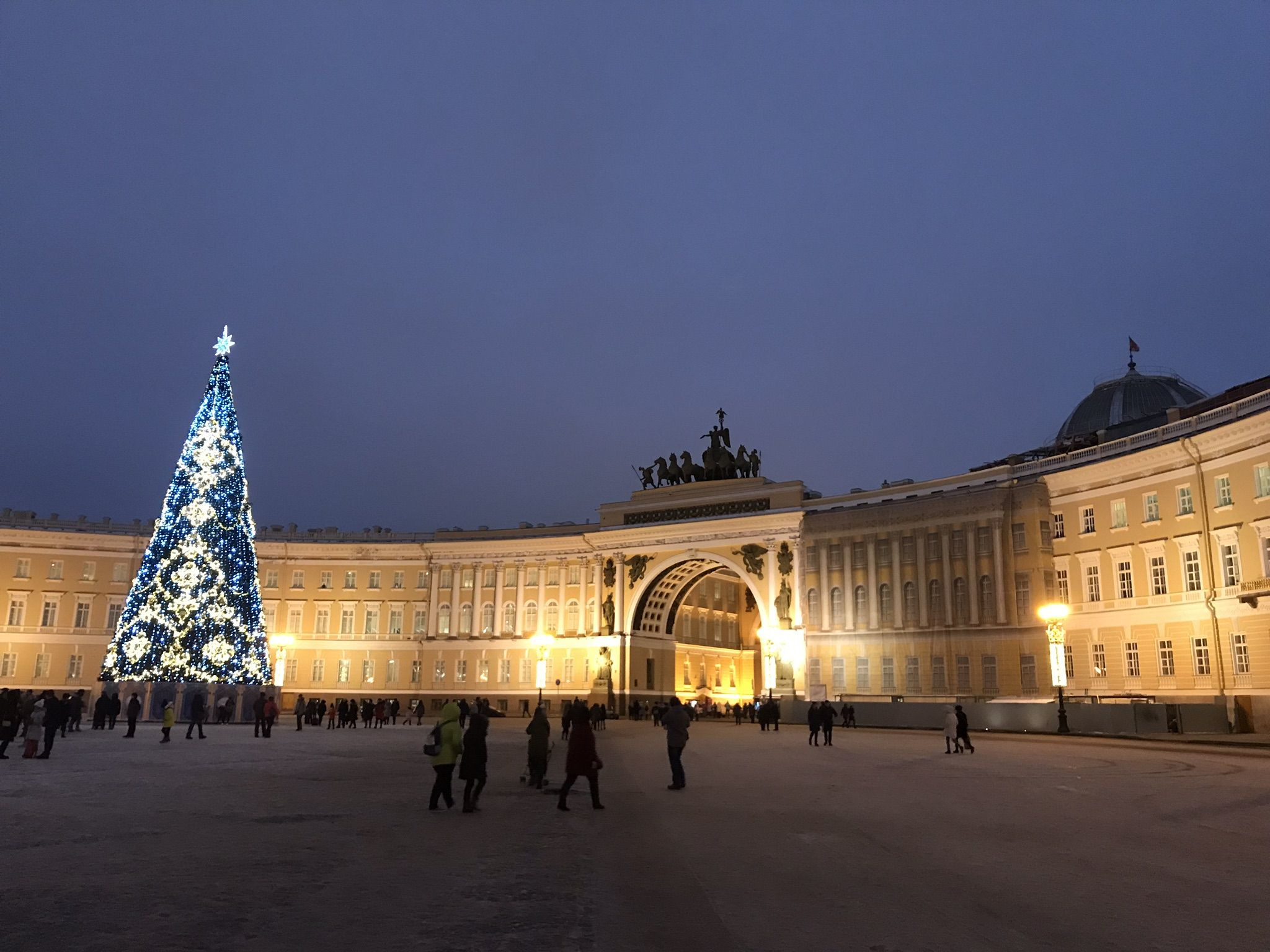 Дворцовая площадь в Питере – фотографии России