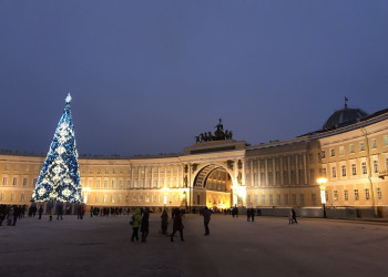 Дворцовая площадь в Питере – фотографии России