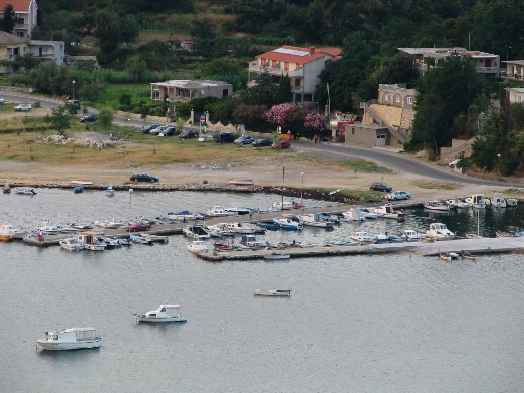 Лодки у причала в Лопаре, Хорватия – фотографии Хорватии